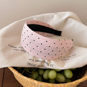 Détail du bandeau rose à pois avec texture plissée et doublure antidérapante noire