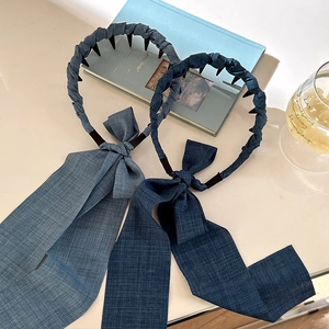 Serre-tête en jean bleu avec longs rubans et peigne intérieur pour volume de coiffure