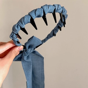 Serre-tête en tissu bleu denim avec peigne intérieur et nœud ruban élégant