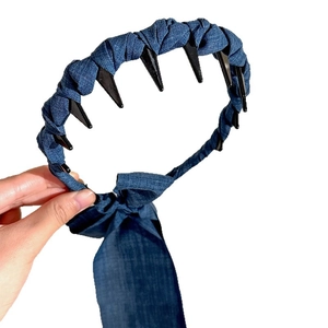 Serre-tête en denim bleu avec peigne antidérapant et ruban long pour volume élevé