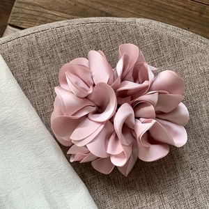 Haargummi mit großen Stoffblumen in Morandi-Rosa und Schicht-Stil für Frauen