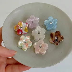 Set mit kleinen Acetat-Blumen-Haarklammern mit Strasssteinen in 7 verschiedenen Farben