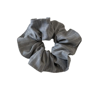 Chouchou rayé minimaliste en gris, élastique à cheveux avec un design texturé plissé