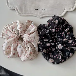 Set di due elastici scrunchie in chiffon a fiori con etichette Happy every day