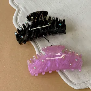 Set di due grandi mollette per capelli in acetato tartarugato nero e rosa perlato con strass