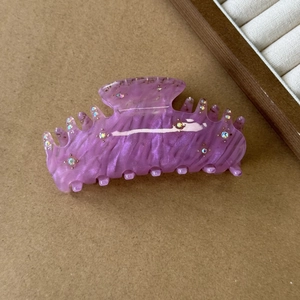 Elegante molletta per capelli in acetato viola marmorizzato con strass vista a 45 gradi