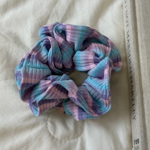 Chouchou rayé en maille côtelée colorée rose et bleu pastel pour queue de cheval stylée