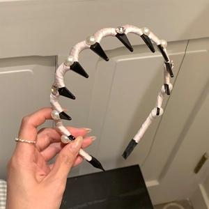 Serre-tête ondulé chic avec perles, pointes noires et strass pour un style rétro punk