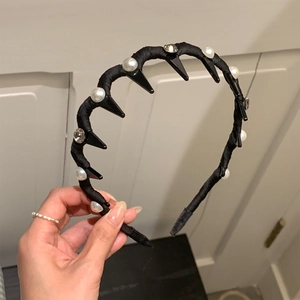 Serre-tête ondulé avec perles et strass style punk pour coiffure à volume élevé