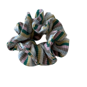 Chouchou en tricot rayé coloré avec texture côtelée verticale pour accessoire cheveux