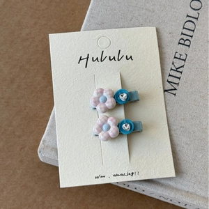 Lot de deux jolies barrettes fleurs roses avec boutons bleus sur carte pour filles