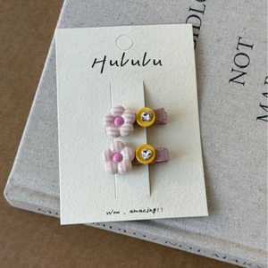 Paire de jolies barrettes à fleurs et boutons en cœur pour filles sur carte de marque