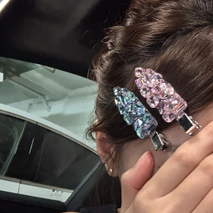 Lot de barrettes argentées avec cristaux roses et bleus portées pour une coiffure élégante