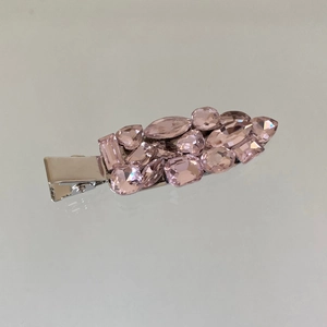 Vue détaillée de cristaux de zircon rose sur une base de barrette en métal argenté