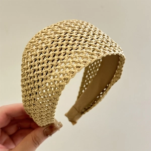 Cerchietto largo in rafia intrecciata beige con fodera interna in tessuto confortevole