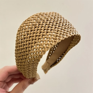 Cerchietto largo in paglia intrecciata a mano con design traforato per un look estivo