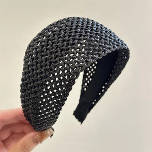 Primo piano dettagliato del cerchietto intrecciato nero con striscia interna antiscivolo