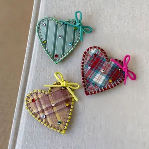 Lot de 3 barrettes en forme de cœur à carreaux avec strass colorés et nœuds papillon