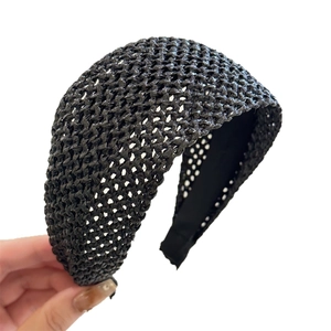 Cerchietto largo in paglia intrecciata nera da donna con design elegante e minimale