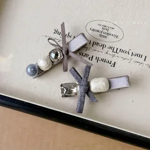 Fermaglio per Capelli con Fiocco in Strass Grigio Raso Tessuto Pinza a Becco d'Anatra Elegante Perla Artificiale Cristallo Donna