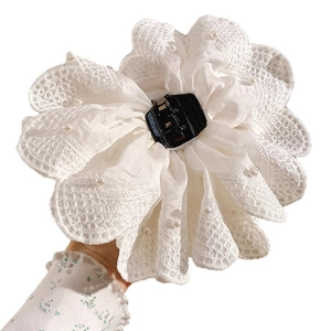 Pinza para el pelo con flor de encaje blanco y perlas para peinados elegantes y románticos