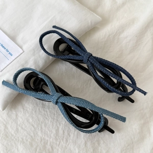 Barrettes à cheveux avec nœuds en denim bleu clair et marine sur tissu blanc