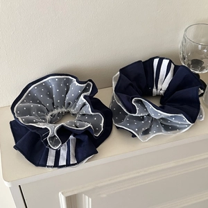 Set elastici per capelli blu navy a pois bianchi con strisce in stile minimalista