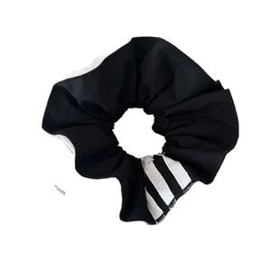 Elastico per capelli nero stile sportivo balletto con tre strisce bianche su fondo bianco