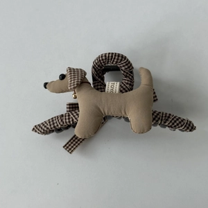 Détail de la pince à cheveux peluche teckel avec tissu à carreaux marron et petit grelot doré