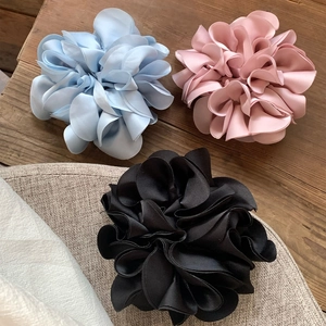 Elegante Blumen-Haargummis aus Satin in Blau Rosa und Schwarz für stilvolle Frisuren