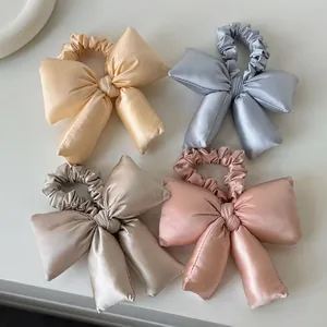 Lot de quatre chouchous nœuds rembourrés en satin aux couleurs pastel élégantes