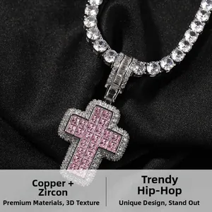 Vue macro du collier croix en zircon rose hip hop avec chaîne tennis en cuivre
