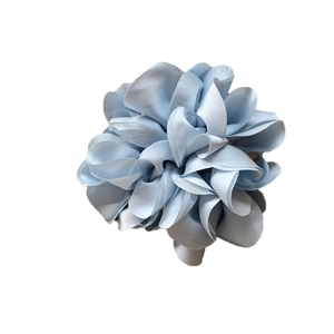 Eleganter hellblauer Satin-Blumen-Haargummi Scrunchie für Damenfrisuren