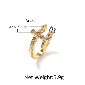 Détail de la bague en laiton doré de 3,5 mm avec zircon AAA+ et motif de croix