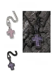 Vue détaillée du pendentif croix en zircon rose avec chaîne en corde torsadée robuste