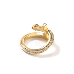 Détail d'une bague ouverte dorée avec pavé de zircons et design en forme de T