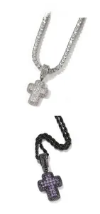 Détail de pendentifs croix hip hop avec zircons roses en finitions métal argenté et noir