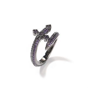 Vue détaillée d'une bague épée hip hop avec zircons violets et finition or noir