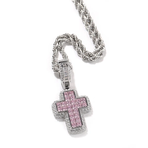 Collier chaîne corde argentée avec pendentif croix en zircon rose sur fond blanc pur