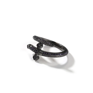 Détail de la bague dague gothique plaquée noire avec micro-pavage de zircons violets
