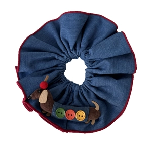 Coletero dachshund azul oscuro con botones de colores y detalle de costura roja