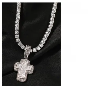 Vue détaillée d'une chaîne tennis hip hop argentée avec pendentif croix en zircon