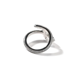 Détail macro de la bague épée en argent avec zircons micro-pavés et émail noir