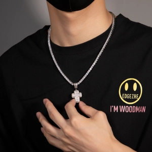Collier tennis argenté hip hop avec pendentif croix en zircone sur un mannequin