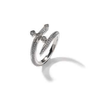 Gros plan sur la bague épée hip-hop avec zircons micro-pavés et finition argentée rétro