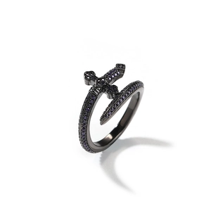 Détail d'une bague croix gothique avec zircons violets et finition noire galvanisée