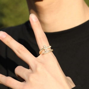 Gros plan d'une bague hip hop dorée sertie de zircons portée sur le doigt