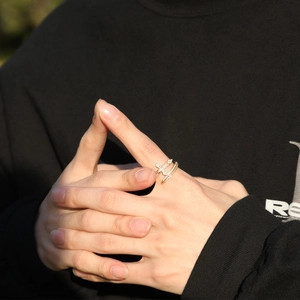 Bague hip hop dorée avec croix et pointe sertie de zircons cubiques scintillants