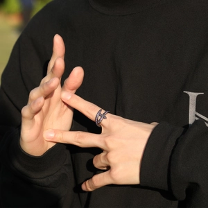 Gros plan détaillé de la bague épée hip-hop avec zircons violets et finition bronze