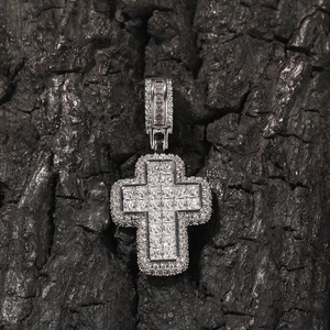 Pendentif croix hip hop iced out argenté serti de zircons sur fond de bois de carbonisé